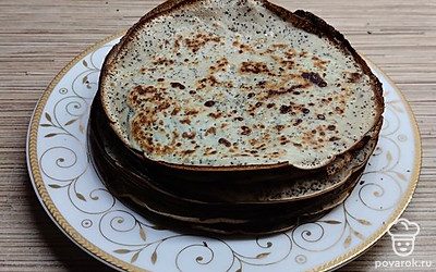 Готовые блины сложите красивой горкой. Смажьте сливочным маслом и горячими подайте к столу. 