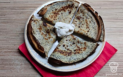 Блины отлично сочетаются со сметаной.