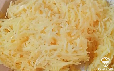 Картошку и чеснок натрите на мелкой терке.