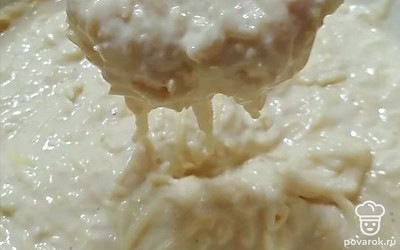 Добавьте соль и молоко, хорошо перемешайте. Добавьте муку, перемешайте. Получится консистенция сметаны.