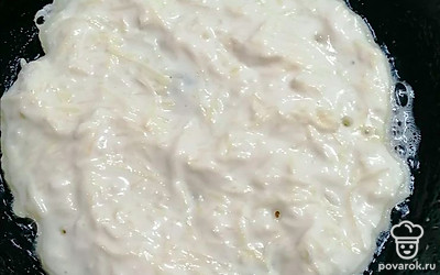 На сковороду налейте растительное масло 1-2 столовых ложки. Разогрейте сковороду, выложите тесто, разровняйте поверхность.