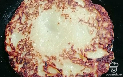 Выпекайте на медленном огне до коричневой корочки с обеих сторон. Переверните лопаткой. Подайте со сметаной в теплом виде.