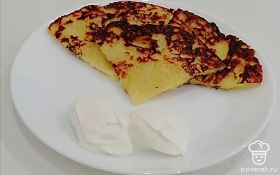 Подавайте со сметаной в теплом виде. Для пользы можете добавить зелень. 