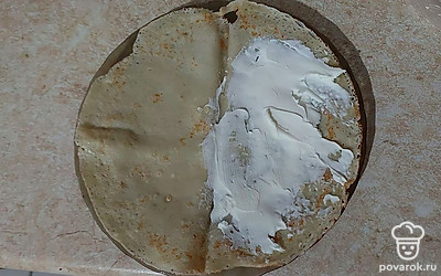 Блинчик смажьте творожным сыром.