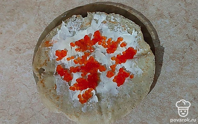 Сверху выложите икру.