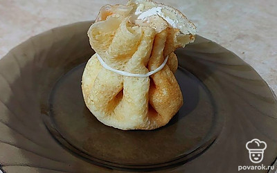 Защипните края, формируя мешочек. Верх свяжите сыром (косичка).