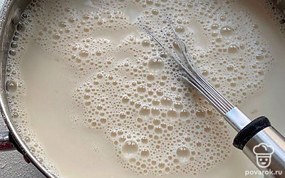 Соедините молоко, яйца, соль, сахар, воду. Размешайте до однородной смеси.