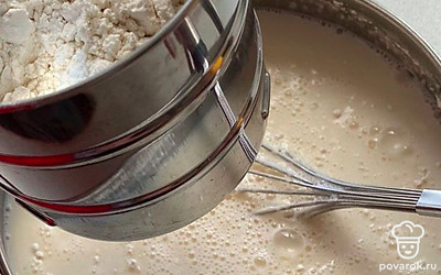 Просейте муку, введите постепенно в смесь. Добавьте 130 миллилитров масла.