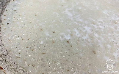 Жарьте блины на разогретой сковородке, смазывая маслом.