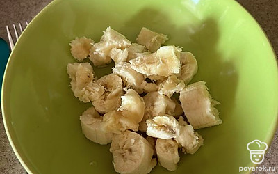 В глубокую емкость выложите нарезанный банан.