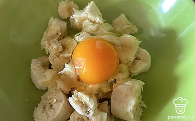К банану добавьте яйцо, перемешайте.