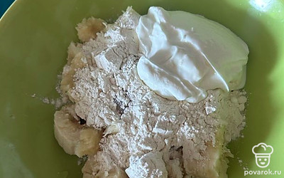 К этой массе добавьте муку и сметану.