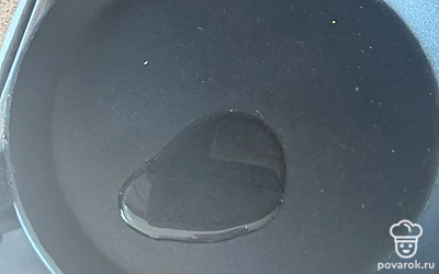 Разогрейте сковороду с растительным маслом. 