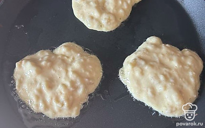 Выложите 2-3 ложки на 1 блинчик.