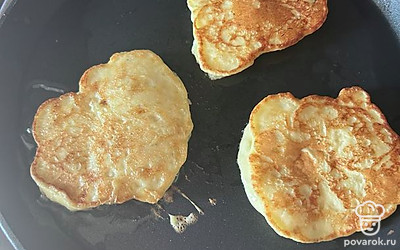 Обжарьте с двух сторон до образования золотистой корочки.