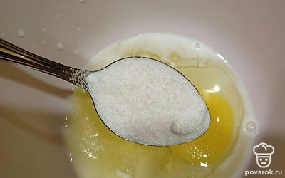 В миске смешайте яйца, соль, сахар. Взбейте венчиком до однородной массы.