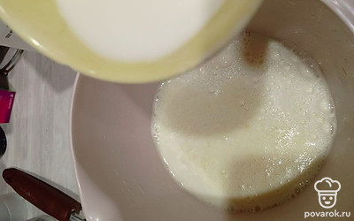 Влейте молоко и перемешайте.