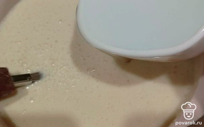 Добавьте кипяток, влейте тонкой струйкой и сразу перемешайте.