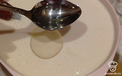 В последнюю очередь влейте растительное масло и еще раз все перемешайте.