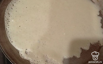 Смажьте разогретую сковородку каплей масла. Жарьте блины до золотистого цвета с двух сторон. Затем я жарю блинчики на сухой сковороде. 