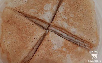 Подайте блинчики со сметаной, вареньем, джемом, сгущенным молоком. Приятного аппетита!