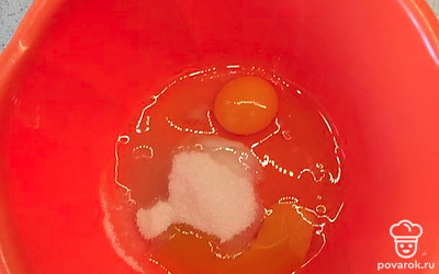 В миску разбейте 2 яйца. Добавьте соль и сахар, хорошо перемешайте.
