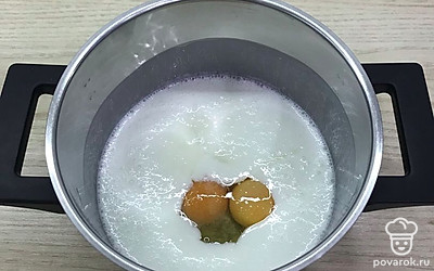 Кефир слегка подогрейте. Добавьте в кефир яйца, соль, сахар. Перемешайте венчиком. 