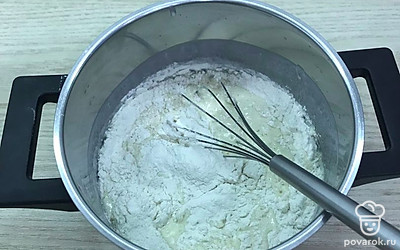 Добавьте муку. Перемешайте, чтобы не было комочков.