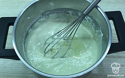 Влейте масло и перемешайте.