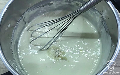 Влейте погашенную лимонным соком соду и перемешайте.