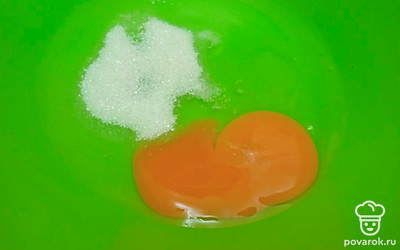 Смешайте яйцо, сахар и соль.