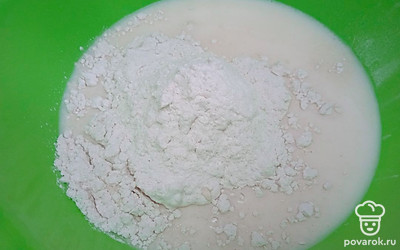 Всыпьте муку.