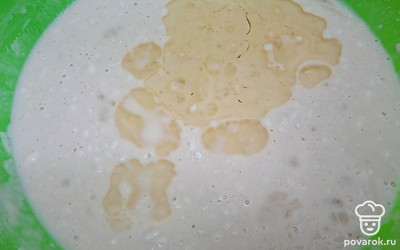 Добавьте растительное масло.