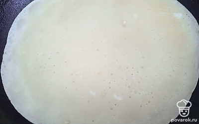 На разогретую сковороду выливайте порционно тесто, чтобы получился тонкий блинчик.