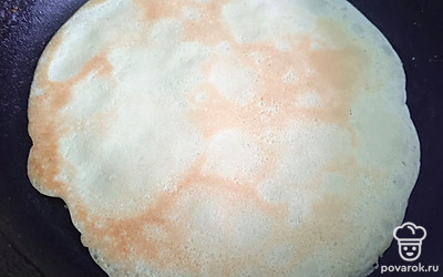 Обжаривайте блинчики на среднем огне примерно по 50 секунд с каждой стороны. 