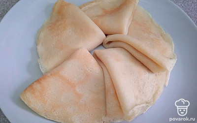 Разложите блинчики по порциям.