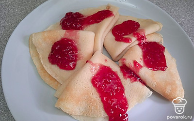 Полейте малиновым вареньем. 