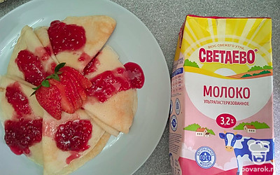 Подавайте блюдо, украсив свежими ягодами.