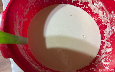 В миску поместите яйца, воду, соль, растительное масло и муку. Перемешайте, должно получиться однородное тесто без комочков. 