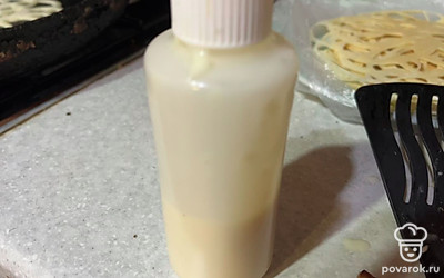 Приготовленное тесто перелейте в бутылочку с тонким носиком. 