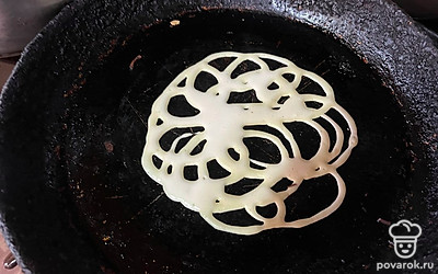 Сковороду смажьте сливочным маслом, поставьте ее на медленный огонь. На разогретую сковороду хаотично вылейте тесто. 