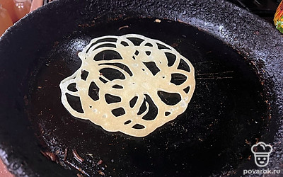 Обжарьте блин с двух сторон (по 1-2 минуты с каждой). 