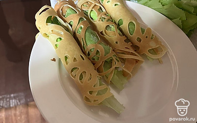 В готовые блинчики можно завернуть абсолютно любую начинку (листья салата, слабосоленую форель и другие). 