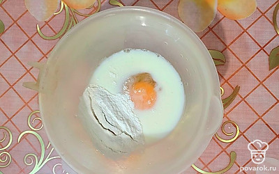 В глубокой миске смешайте яйцо, молоко, сахарозаменитель, разрыхлитель и рисовую муку. 