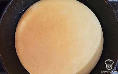 Получившееся тесто вылейте на разогретую сковороду, смазанную растительным маслом. Жарьте по 3-5 минут с обеих сторон до золотистого цвета. 