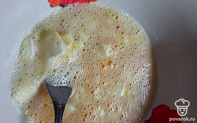 Яйцо взбейте с солью и сахаром. Добавьте творожный сыр и хорошо перемешайте.