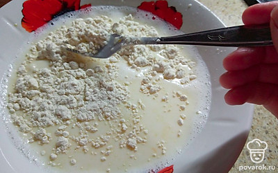 Залейте яйца и сыр молоком. Порциями добавьте муку, перемешайте все вилкой. Можно воспользоваться блендером.