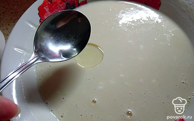 Добавьте столовую ложку растительного масла. Еще раз все хорошо перемешайте.