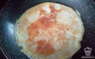 На сковороду налейте примерно половину половника смеси для блинов, обжарьте до золотистого цвета с каждой стороны примерно по 2 минуты. Блинчики готовы!