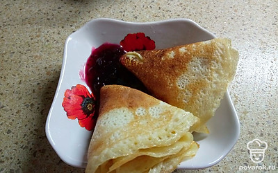 Подайте блины горячими с вареньем или сгущенкой.